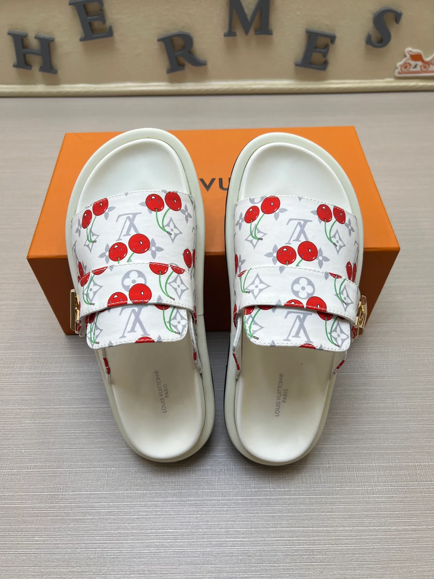 Factory price: 360💰【LOUIS VUITTON】Louis Vuitton, LV printing, men's and women's slippers are on the market, drawer box packaging with cloth bag, card, the upper pattern looks very soft and waxy, super versatile leg slimming artifact. Fabric: imported denim/canvas/old fabric, LV hardware LOGO, official website pattern printing, comfortable to wear, foot pads: high elastic men's shoes💰U water table. Sole: foam sole, heel height: about 5cm. Code number: 35-46, 35, 45, 46 are custom-made and non-returnable. Color: multiple colors and styles available.
